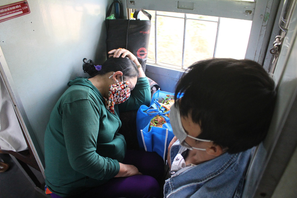 Kinh hoàng tàu tết: hành khách chen chúc, chui gầm ghế để ngủ